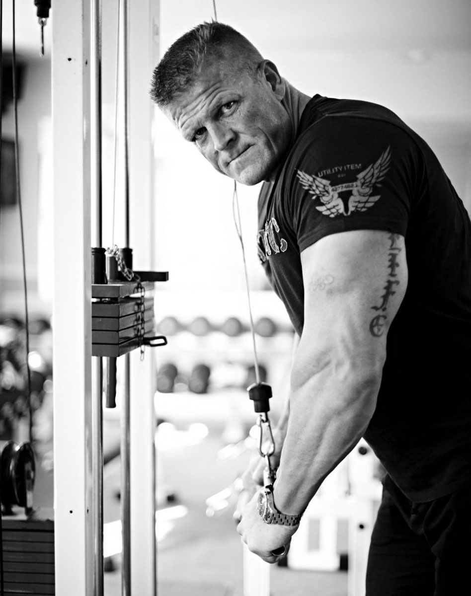 Træneren træner i fitnesscentret.